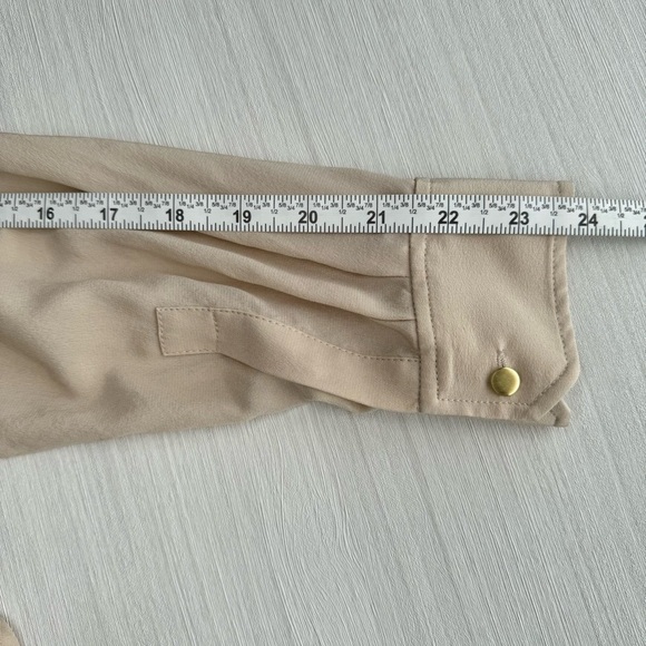 WHBM Silk Utility Blouse Size 4 Tan Long Sleeve Surplice V Neck High Low Casual - Picture 12 of 14